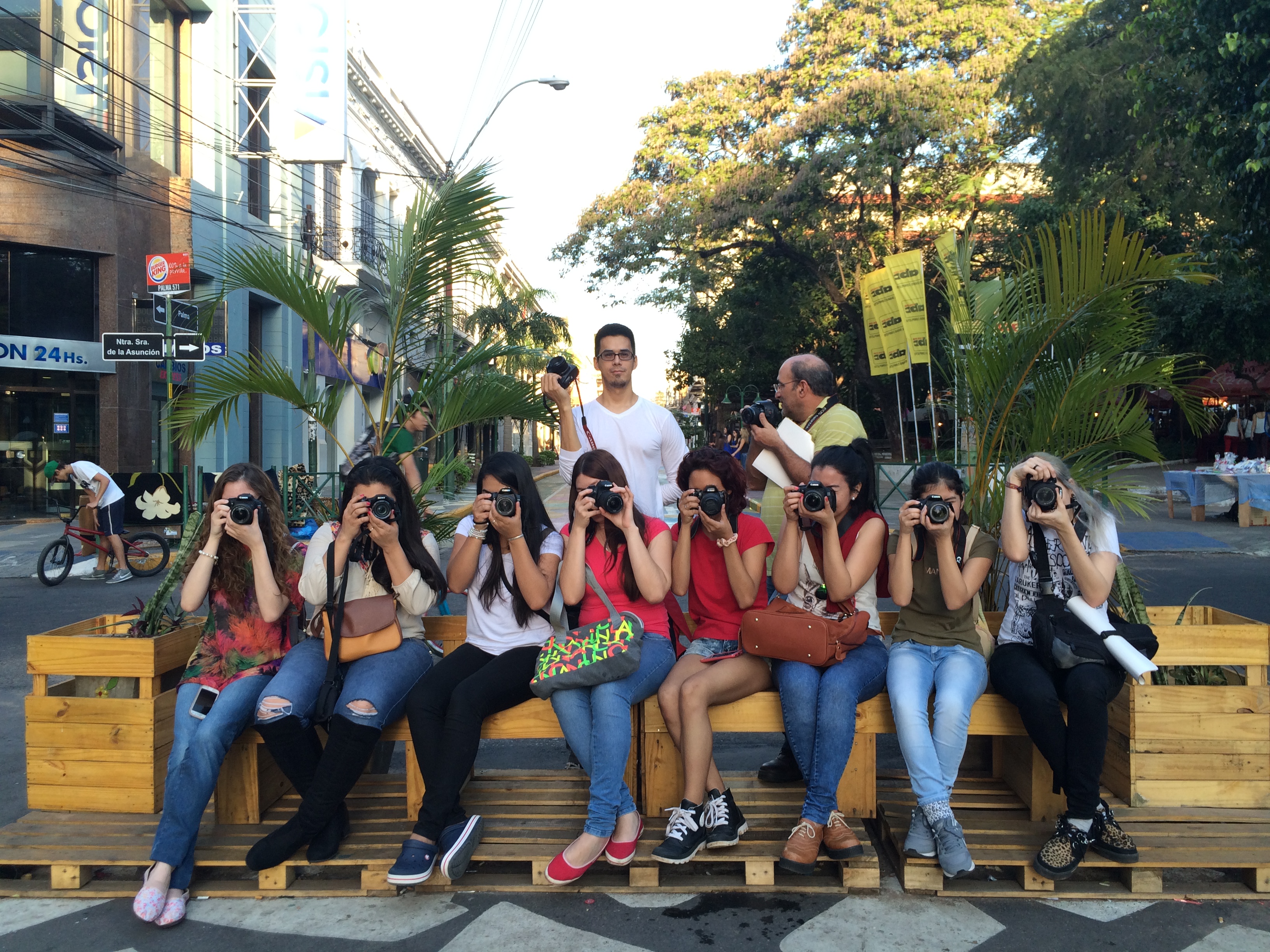 Fotografía grupal de las alumnas y los profesores
